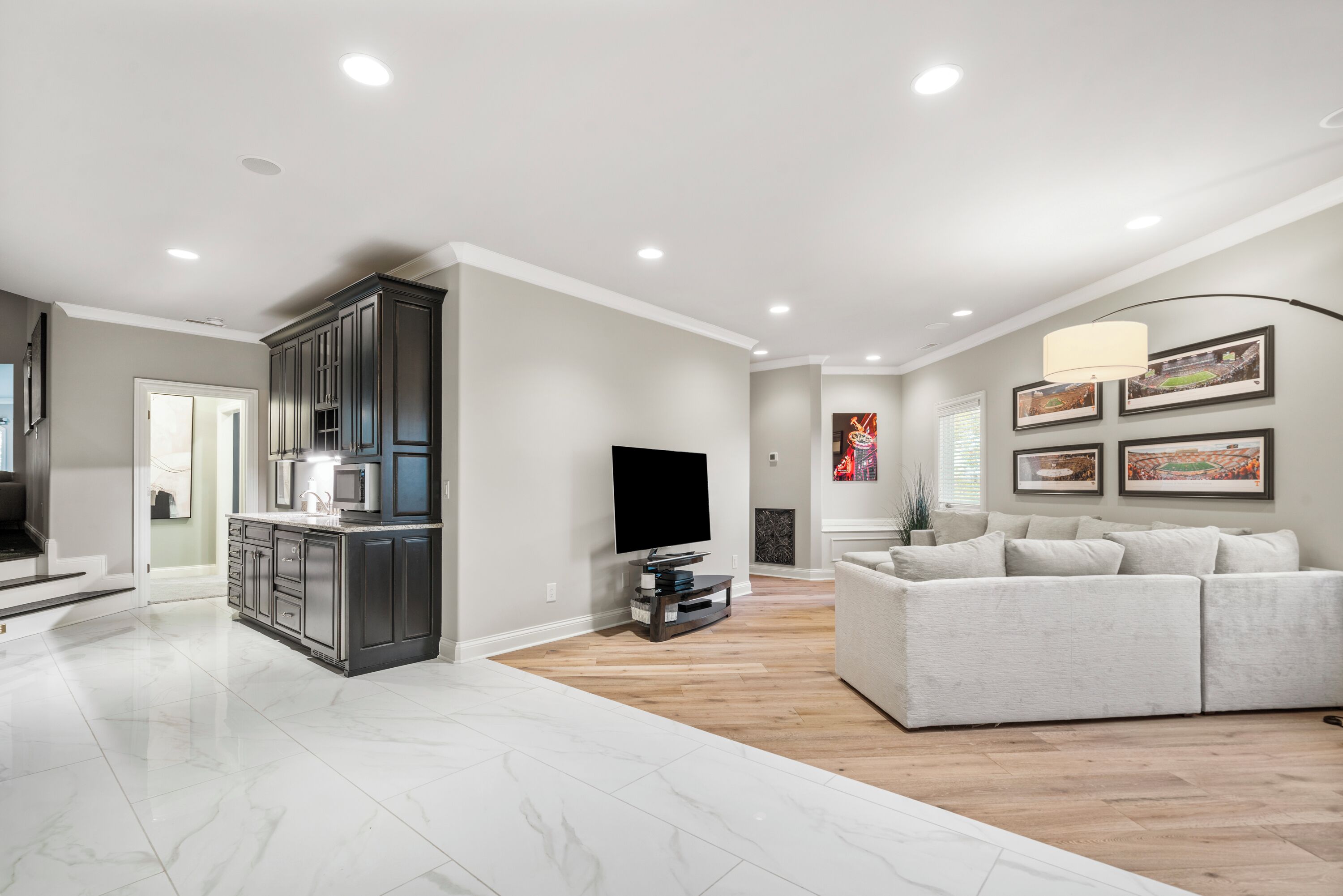 Un espacio habitable amplio con cocina, televisor de pantalla plana y un sofá grande.