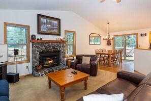 Smart TV, fireplace, ping pong - Family Friendly Sunriver Home - DIAM21 (Sunriver)