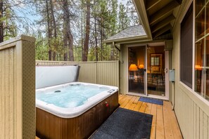 Terrace/patio - DIAM21 | Hot Tub + A/C | Near Fort Rock Park/Bike Path | Ping Pong | Sleeps 6 (Sunriver)