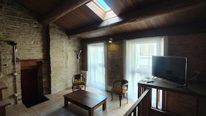 Superior House | Living area | 32-inch flat-screen TV with satellite channels - Antica Dimora Picena  (Monsampolo del Tronto)