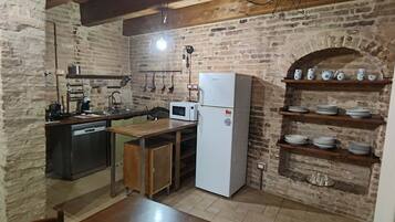 Macchina per caffè espresso, bollitore elettrico, tostapane, spezie