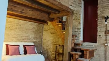 TV a schermo piatto 32 pollici con canali satellitari