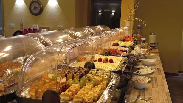 A buffet with various food items and a bowl of oranges. - Gästehaus Meereslust (Cuxhaven)