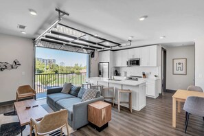 TV - Gorgeous Apt for 8 w/Rooftop & Gym, Near DT! (Nashville)