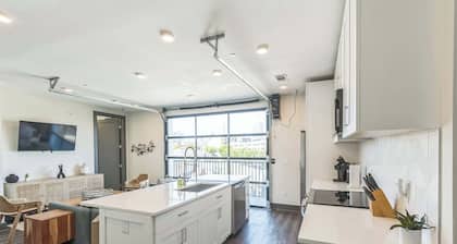 Gorgeous Apt for 8 w/Rooftop & Gym, Near DT!