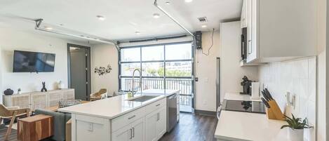 Réfrigérateur, micro-ondes, four, plaque de cuisson