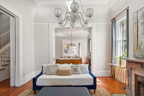 Smart-TV, bordtennis, bøker og kontorer