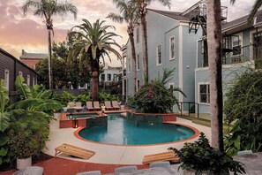 حمّام سباحة مُدفَّأ