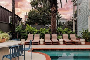 Lämmitetty uima-allas