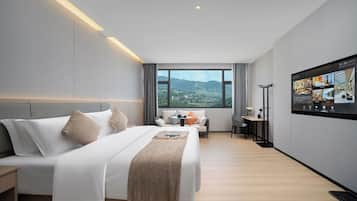 Quarto casal superior, vista para a cidade | Roupas de cama premium, camas Select Comfort, escrivaninha