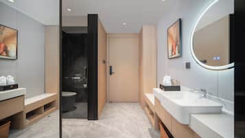 Quarto duplo superior, vista para a cidade | Roupas de cama premium, camas Select Comfort, escrivaninha