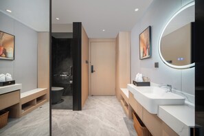 Superior Twin kamer, uitzicht op stad | Luxe beddengoed, Select Comfort-bedden, een bureau, een laptopwerkplek