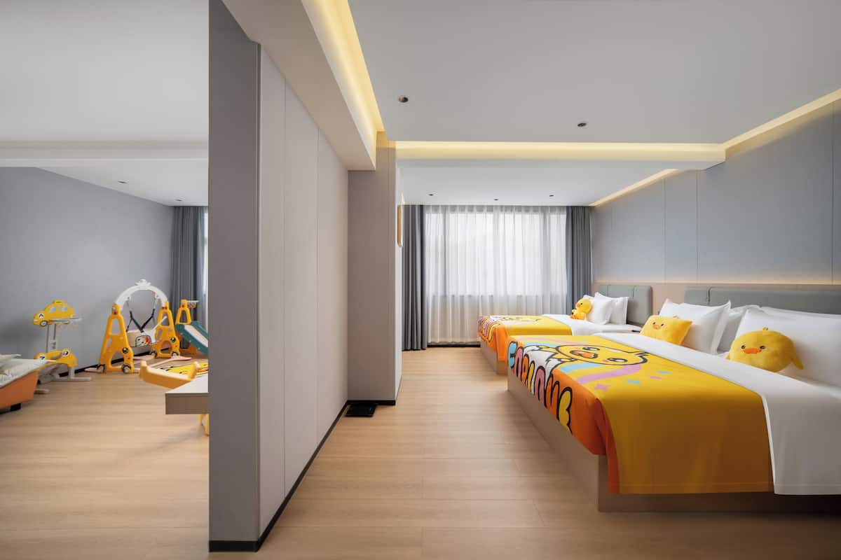 Familien-Suite, Mehrere Betten, Nichtraucher, Bergblick | Hochwertige Bettwaren, Select-Comfort-Betten, Schreibtisch