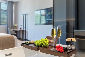 Superior tweepersoonskamer, uitzicht op de stad | Luxe beddengoed, Select Comfort-bedden, een bureau, een laptopwerkplek