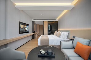 Superior Tek Büyük Yataklı Oda, Şehir Manzaralı | Kaliteli yatak takımı, Select Comfort yatak, masa