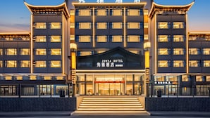 Ett hotell med en traditionell arkitektonisk stil, med en framträdande entré som har trappsteg som leder upp till huvuddörren.