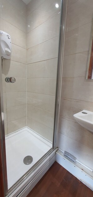 Dormitorio compartido, 1 habitación, vista a la ciudad | Baño