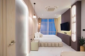 5 bedrooms, individually decorated, individually furnished, desk