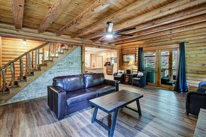Smart TV, fireplace, video games, DVD player - 4 Cabins indoor pool (Sevierville)
