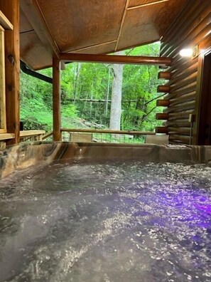 Outdoor spa tub - 4 Cabins indoor pool (Sevierville)