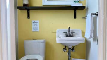 Regadera, toallas, jabón, papel de baño