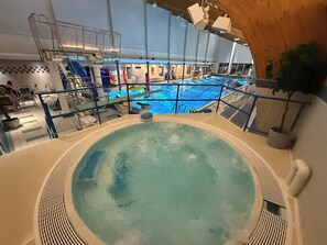 An indoor swimming pool with a diving platform and a hot tub. - 90kvm med öppen spis, balkong, BBQ, ekgolv, BT ljud, stor smart TV, tvättstuga (Västernorrlands län)