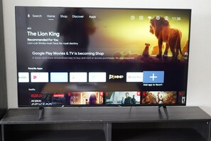 Ein Fernseher zeigt eine Filmempfehlung für 'Der König der Löwen' mit einer Netflix-Oberfläche darunter.