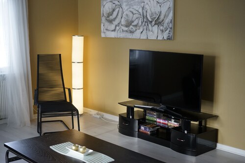 90kvm med öppen spis, balkong, BBQ, ekgolv, BT ljud, stor smart TV, tvättstuga