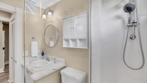 Een haardroger, handdoeken