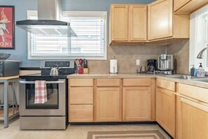 Fridge, microwave, oven, stovetop - Charming 3bed Home w/ Yard - Walk Score 91! (Portland)