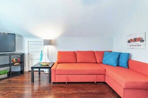 TV, offices - Charming 3bed Home w/ Yard - Walk Score 91! (Portland)