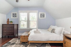 3 habitaciones, tabla de planchar con plancha, wifi y ropa de cama