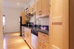 Kjøleskap, ovn, kokeplater og oppvaskmaskin