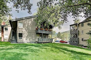 Exterior - Local`s Condo in Vail, Steps from Ski Shuttle (Vail)