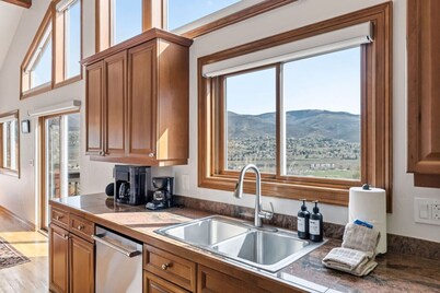 Gold Dust Getaway | Hot tub | Near Ski Resorts