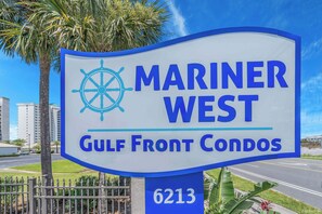 Property grounds - FREE Golf & Perks! Mariner West 504 Beachfront Swimming Pool, Tennis & Grill! (Panama City Beach)