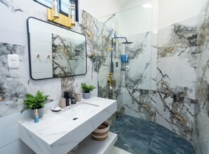 Haartrockner, Bidet, Handtücher, Seife