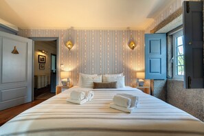 5 bedrooms, travel cot, WiFi, bed sheets