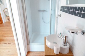 Douche, sèche-cheveux, savon, shampoing