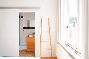 Shower, hair dryer, shampoo