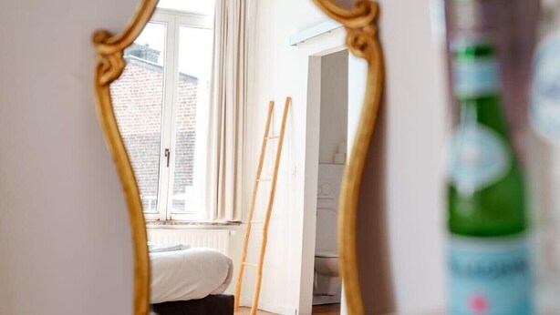 Iron/ironing board, WiFi, bed sheets - 2min→ Midi Station / Netflix /Nespresso/ Smart TV/ Full Kitchen (Saint-Gilles)