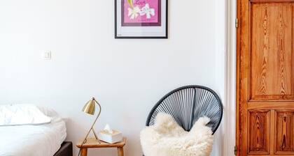 2minâ Midi Station / Netflix /Nespresso/ Smart TV/ Full Kitchen