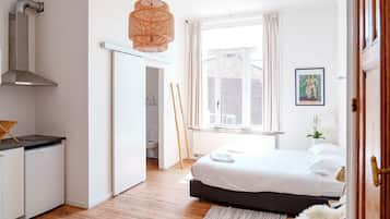 Iron/ironing board, WiFi, bed sheets
