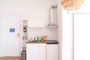 Kühlschrank, Mikrowelle, Wasserkocher mit Kaffee-/Teezubehör