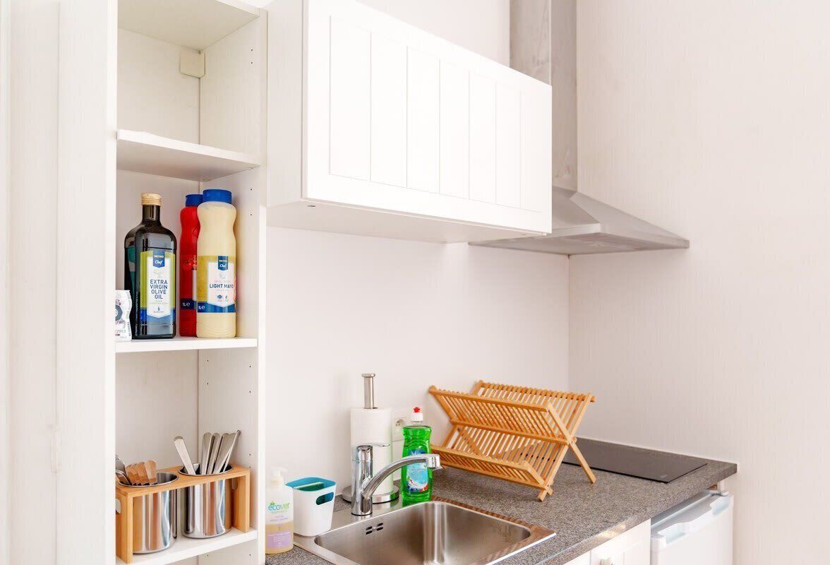 Een koelkast, een magnetron, een koffiezetapparaat/waterkoker