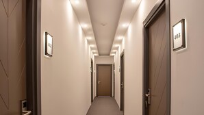 A hotel hallway with doors numbered 402 and 403, carpeted floors, and recessed ceiling lighting. - La Vie Suit Hotel (Istanbul)