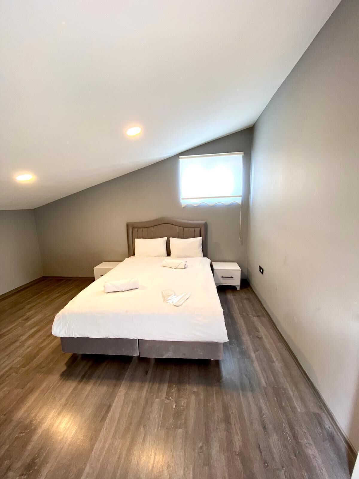 Ropa de cama de alta calidad, minibar, caja fuerte y escritorio