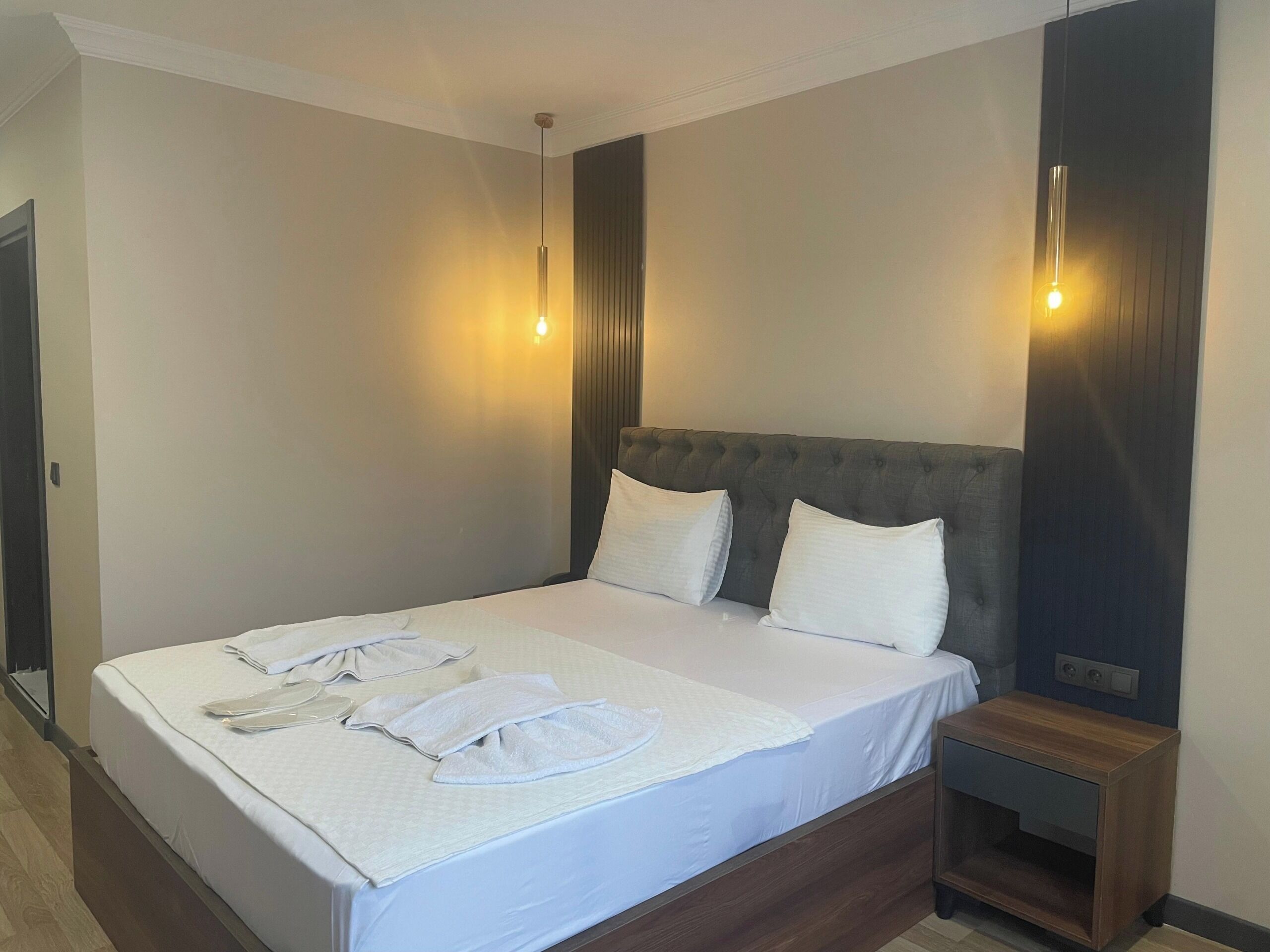 Ropa de cama de alta calidad, minibar, caja fuerte y escritorio