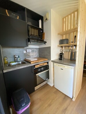 Kjøleskap, mikrobølgeovn, ovn og kokeplater