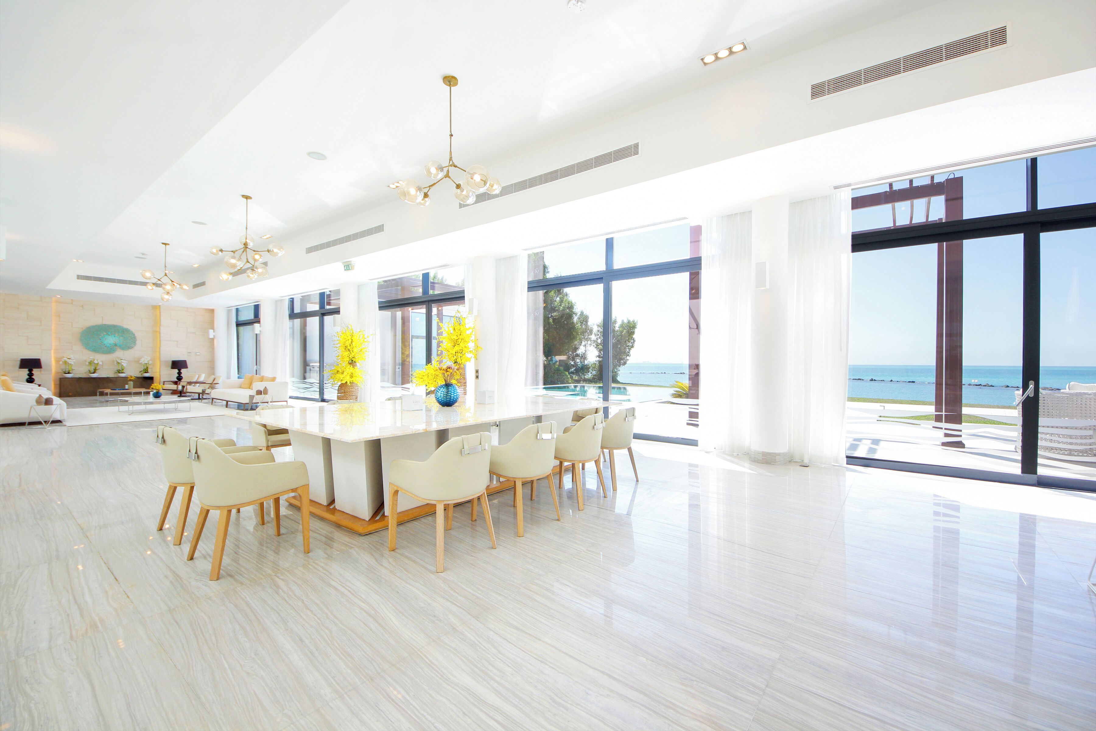 Villa de lujo, balcón, vista a la playa | Área de sala de estar